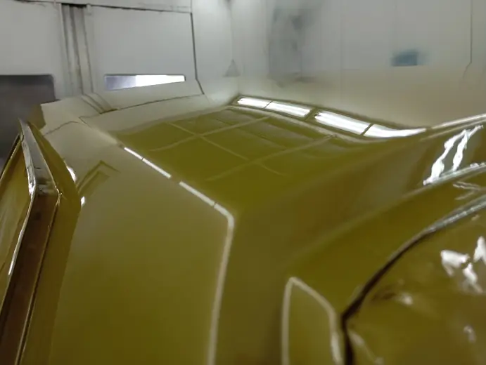 Détail de vernis sur Citroën SM jaune