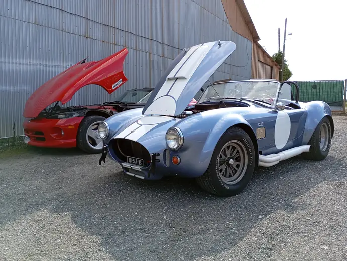 AC Cobra bleu en atelier, capot ouvert