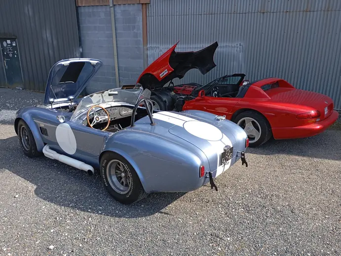 AC Cobra bleu, carrosserie bleu clair et bandes blanches