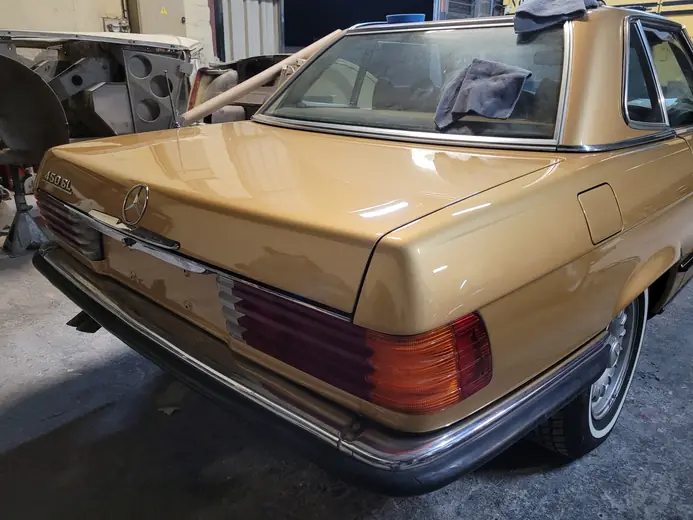Mercedes 450 SL dorée, arrière après peinture