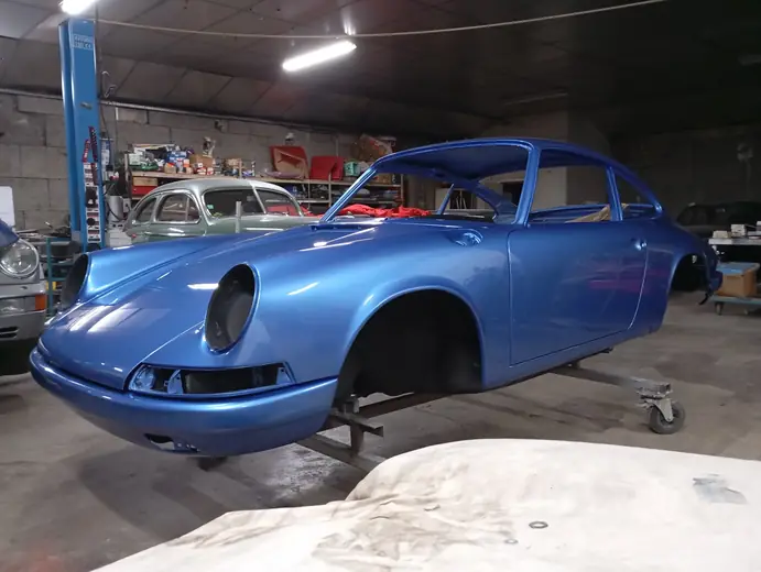 Porsche 911 bleue vue arrière après peinture