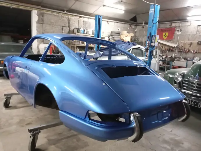 Porsche 911 bleue en atelier, peinture complète